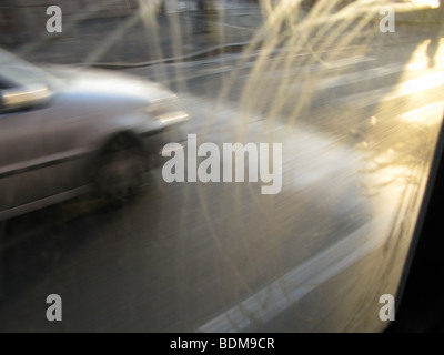 Vu de voiture bus rayé fenêtre dans city town Banque D'Images