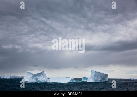 Grand Bleu Les icebergs flottent dans la mer du nord près de la Géorgie du Sud Îles sous un ciel couvert orageux moody étrange Banque D'Images