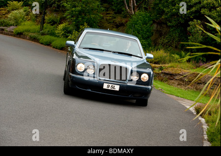 Bentley bleu utilisé comme voiture de mariage Banque D'Images