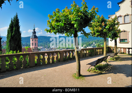 Terrasse panoramique du château Neues Schloss Nouvelle avec un clocher de la collégiale, Baden-Baden, Forêt Noire, Baden-Wuert Banque D'Images