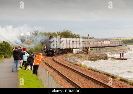 La locomotive à vapeur, le Bon Accord passant sur Culross le Firth of Forth, Ecosse, Royaume-Uni Banque D'Images