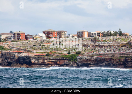 Un cimetière sur la côte de Sydney le long de la promenade côtière de la plage de Bondi Banque D'Images