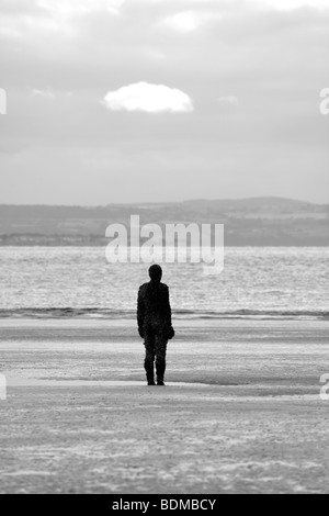 Anthony Gormleys un autre endroit sur Crosby Beach Banque D'Images