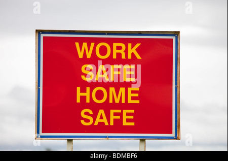 Les panneaux de sécurité à la gare d'Ravenstruther en Ecosse, Royaume-Uni Banque D'Images