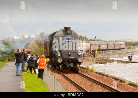 La locomotive à vapeur, le Bon Accord passant sur Culross le Firth of Forth, Ecosse, Royaume-Uni Banque D'Images