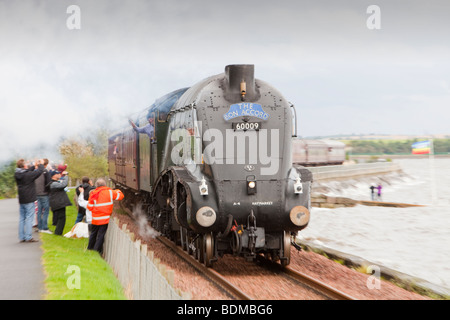 La locomotive à vapeur, le Bon Accord passant sur Culross le Firth of Forth, Ecosse, Royaume-Uni Banque D'Images