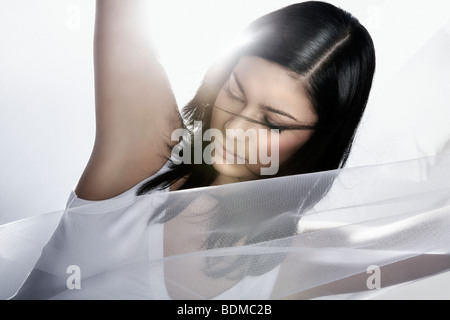 Portrait d'une jeune femme brune, enveloppé dans un linge blanc Banque D'Images