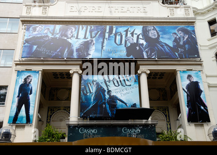 Les panneaux d'affichage sur l'extérieur de l'Empire Theatre de Leicester Square promouvoir le film Harry Potter et le Prince de Sang-Mêlé Banque D'Images