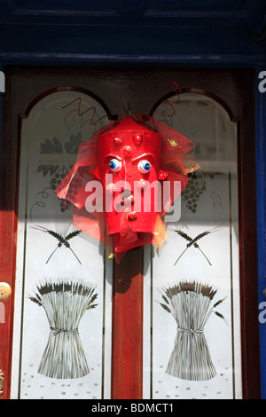 Masque païen fixé à la porte d'une maison à Appledore Devon, Angleterre pour éloigner les mauvais esprits Banque D'Images