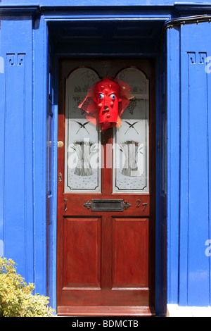 Masque païen fixé à la porte d'une maison à Appledore Devon, Angleterre pour éloigner les mauvais esprits Banque D'Images