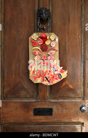 Masque païen fixé à la porte d'une maison à Appledore Devon, Angleterre pour éloigner les mauvais esprits Banque D'Images