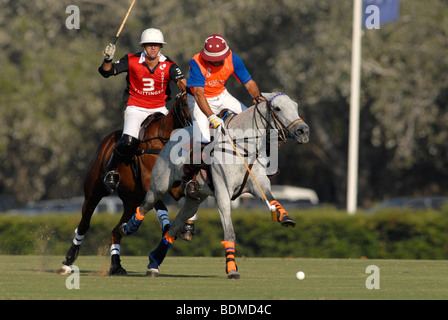 Joueurs de polo en action au cours de match à Santa Maria polo club, Sotogrande, Costa del Sol Banque D'Images
