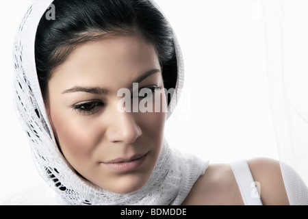 Portrait d'une jeune femme brune avec foulard, enveloppé dans un linge blanc Banque D'Images