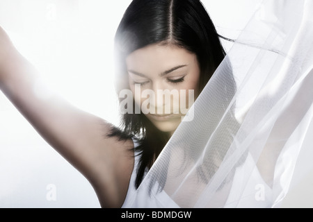 Portrait d'une jeune femme brune, enveloppé dans un linge blanc Banque D'Images