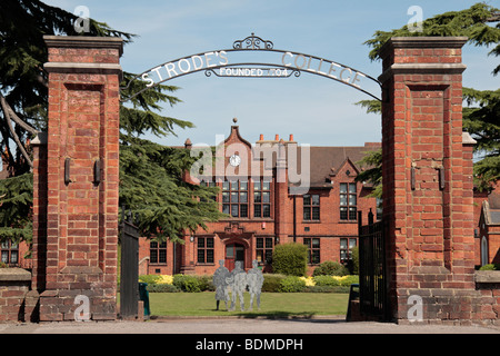 La porte avant et le bâtiment principal du collège (sixième du Strode Formulaire), Egham, Surrey, UK. Banque D'Images