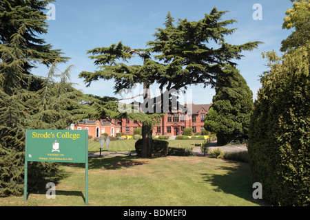 Le signe de l'école, les terrains et le bâtiment principal de l'avança's College (6ème forme), Egham, Surrey, UK. Banque D'Images