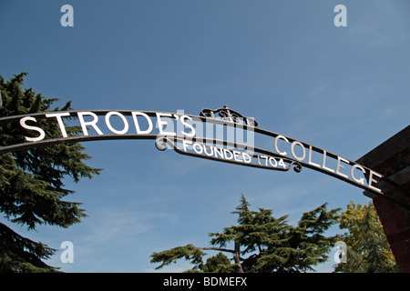 Le principal signe à l'entrée du Collège Strode (6ème forme), Egham, Surrey, UK. Banque D'Images