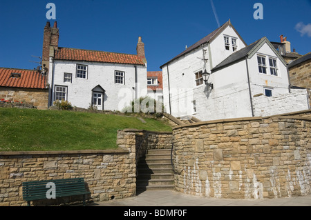 Chalets sur le bord de mer en été Robin Hoods Bay North Yorkshire Angleterre Royaume-Uni Royaume-Uni GB Grande Bretagne Banque D'Images