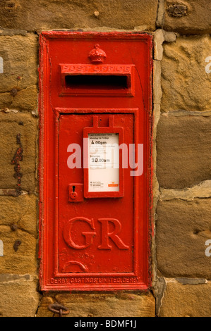 Old Red post box close up situé dans le mur nord du Yorkshire England UK Royaume-Uni GB Grande Bretagne Banque D'Images