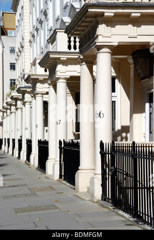 Colonnes de pierres numérotées à l'extérieur élégant bâtiment victorien maisons mitoyennes dans Eccleston Square, Victoria, London, England Banque D'Images