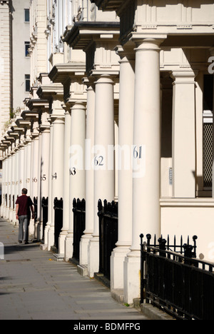 Colonnes de pierres numérotées à l'extérieur élégant bâtiment victorien maisons mitoyennes dans Eccleston Square, Victoria, London, England Banque D'Images