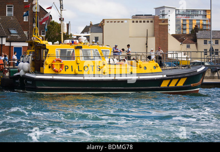 Les pilotes d'un bateau amarré au quai. Le port de Poole. Le Dorset. UK. Banque D'Images