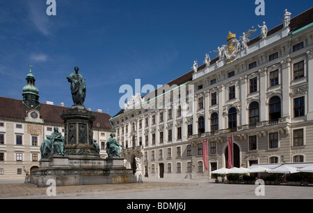 Wien, Hofburg, Innerer Burghof mit Denkmal und Franz Franz I. II. (HRR), die dahinter Amalienburg Banque D'Images