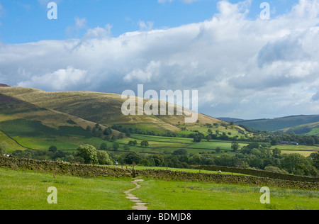 Deux marcheurs sur Pennine Way entre Edale et Supérieur Booth, parc national de Peak, Derbyshire, Angleterre, Royaume-Uni Banque D'Images