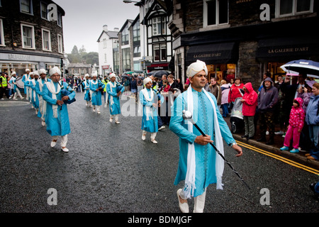 La communauté hindoue s'est joint à la population locale dans un fantastique défilé de la paix dans la région du Lake District -Bowness on Windermere Cumbria Banque Août Banque D'Images