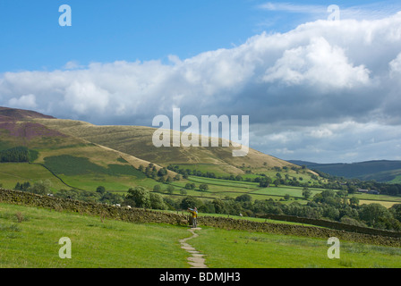 Deux marcheurs sur Pennine Way entre Edale et Supérieur Booth, parc national de Peak, Derbyshire, Angleterre, Royaume-Uni Banque D'Images