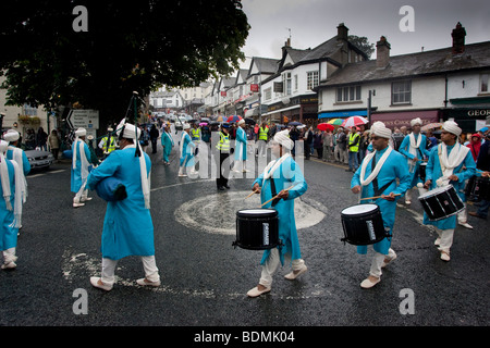 La communauté hindoue s'est joint à la population locale dans un fantastique défilé de la paix dans la région du Lake District -Bowness on Windermere Cumbria Banque Août Banque D'Images