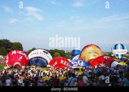 Colorful ballons à air chaud le soir le décollage le dimanche 9 août à Bristol Balloon Fiesta 2009, Angleterre Royaume-Uni Banque D'Images