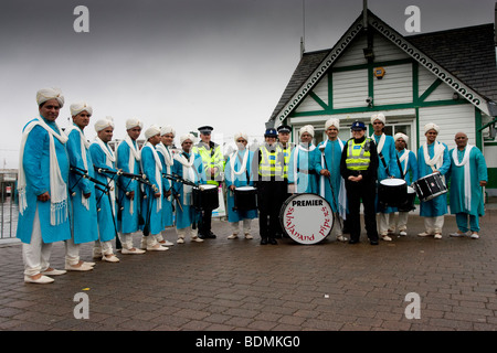 La communauté hindoue s'est joint à la population locale dans un fantastique défilé de la paix dans la région du Lake District -Bowness on Windermere Cumbria Banque Août Banque D'Images