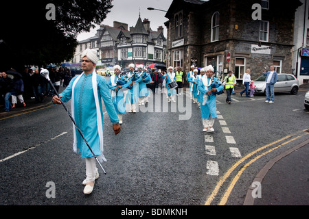 La communauté hindoue s'est joint à la population locale dans un fantastique défilé de la paix dans la région du Lake District -Bowness on Windermere Cumbria Banque Août Banque D'Images