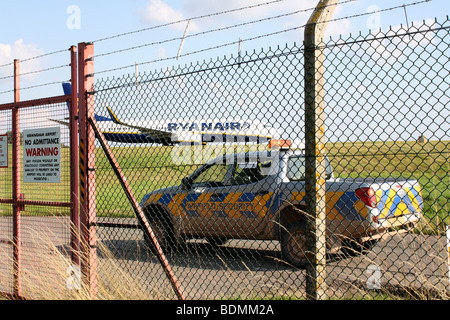 Garde de sécurité de l'aéroport dans la voiture et l'avion de Ryanair. Birmingham 2009 Banque D'Images