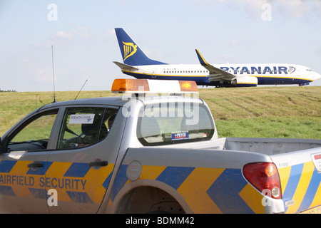 Garde de sécurité de l'aéroport dans la voiture et l'avion de Ryanair. UK 2009 Birmingham Banque D'Images