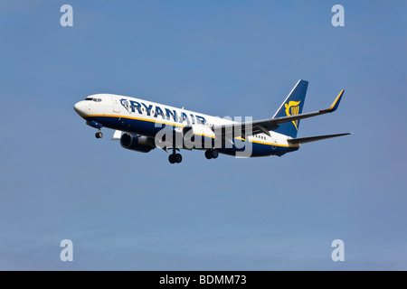 Un Boeing B737 de RyanAir en approche finale à la terre Banque D'Images