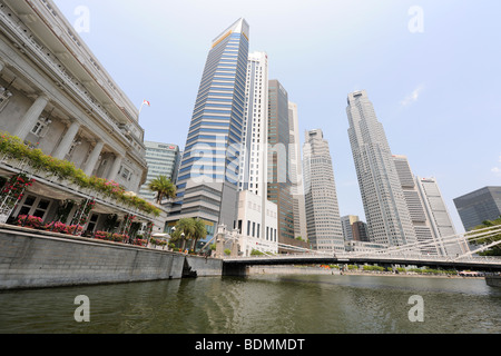 Vue vers le bas de la rivière Singapour avec pont Cavanagh et le contraste de l'Hôtel Fullerton et sur les toits de la ville, Singapour Banque D'Images