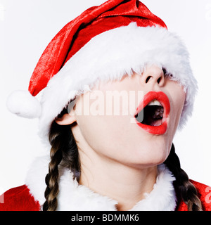 Jeune femme drôle et expressif habillé en père Noël fait son shopping Banque D'Images