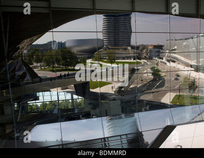 München, BMW Gelände, BMW-Hochhaus von Karl Schwanzer (1972) als der Spiegelung BMW-Welt von Coop Himmelb(l)au (2007) Banque D'Images