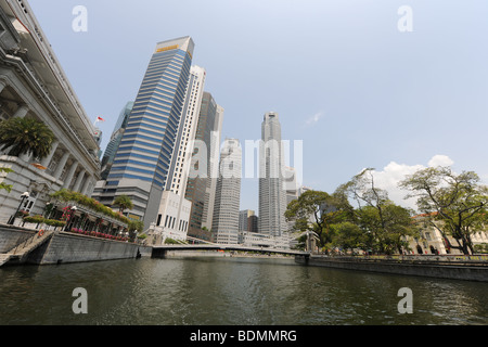 Vue sur la rivière Singapour et Cavanagh Bridge avec le contraste de l'hôtel Fullerton & modern city skyline, Singapour Banque D'Images