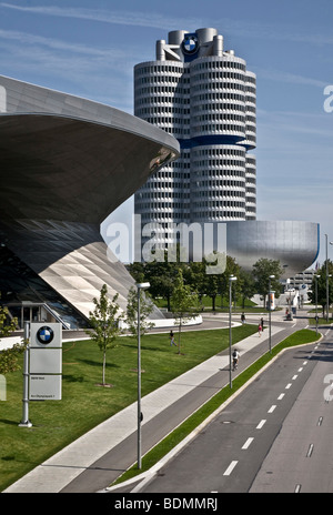 München, BMW Gelände, BMW-Hochhaus, BMW-Welt von Coop Himmelb(l)au (2007) und von Karl Schwanzer BMW Tower (1972) Banque D'Images