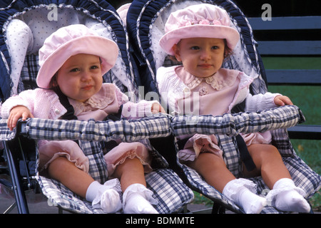 Lits bébé fille dans la poussette Banque D'Images