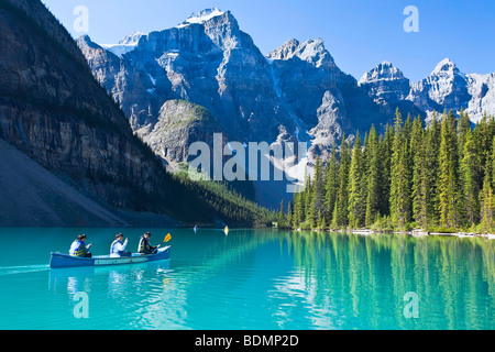 Canoë sur le lac Moraine et la vallée des Dix-Pics, Banff National Park, Alberta, Canada. Banque D'Images