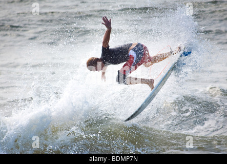 Un surfeur prend avantage de la houle océanique générée par le passage de l'ouragan le long de la côte de la Caroline du Sud dans la région de Folly Beach, SC Banque D'Images
