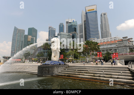 Le Merlion avec central business district city skyline, Singapour Banque D'Images