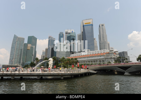 Les touristes au parc Merlion et Central Business District skyline, , Singapour Banque D'Images