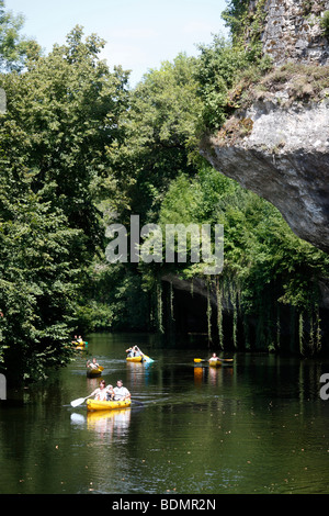 Canoë-kayak sur la rivière Dronne à Bourdeilles près de Périgueux dans la région de Drodogne France Banque D'Images