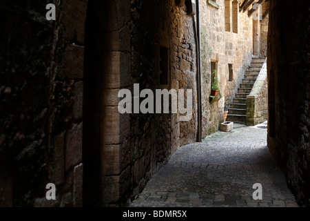 Une rue latérale dans la ville médiévale de Sarlat-La-caneda dans la région de la Dordogne Banque D'Images