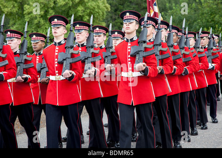 Garde-dragons des Royal Scots militaires armés.Une équipe de soldats en marche défilent à Ballater, Aberdeenshire, Écosse, Royaume-Uni Banque D'Images